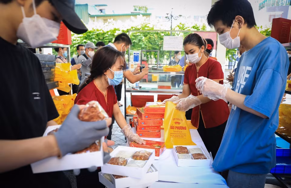 Các cơ sở kinh doanh mang bánh đóng gói sẵn bán cho khách. (Ảnh: Thành Đạt/TTXVN)