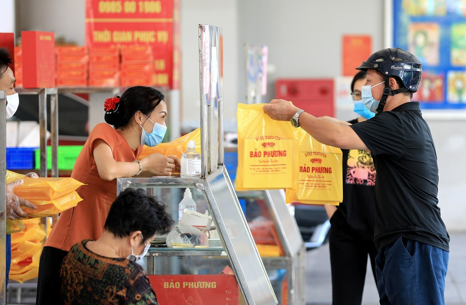 Bánh Trung thu Bảo Phương bán tại trường Tiểu học Chu Văn An được nhiều người tìm mua. (Ảnh: Thành Đạt/TTXVN)