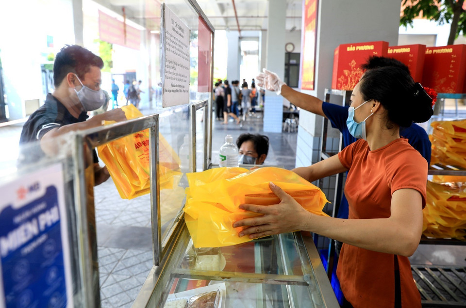 Các cơ sở kinh doanh bán bánh Trung Thu cho khách hàng tuân thủ 5K, bán hàng qua tấm kính chắn. (Ảnh: Thành Đạt/TTXVN)