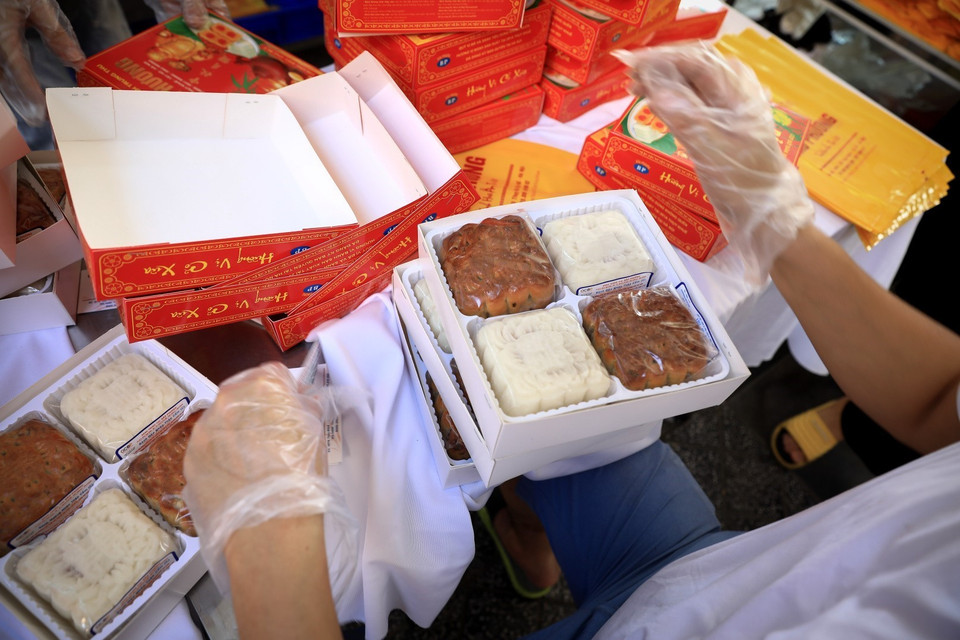 Các cơ sở kinh doanh chuẩn bị bánh theo nhu cầu của khách hàng. (Ảnh: Thành Đạt/TTXVN)