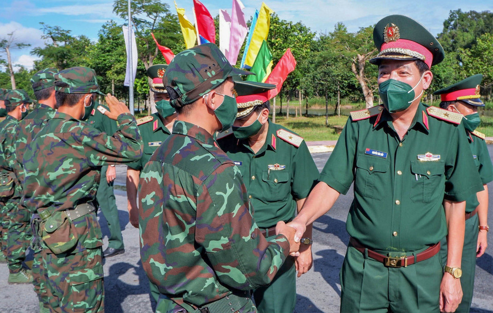 Thiếu tướng Nguyễn Văn Gấu (phải), Chính ủy Quân khu 9 động viên cán bộ, chiến sỹ trước lúc lên đường. (Ảnh: TTXVN phát)