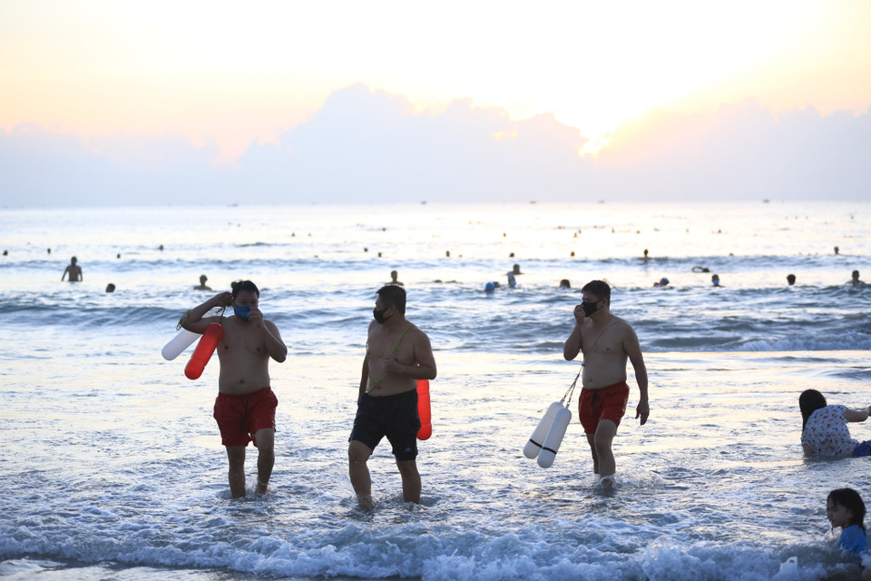 Từ 0 giờ ngày 30/9, thành phố Đà Nẵng cho phép một số lĩnh vực được mở cửa trở lại với những quy định cụ thể kèm theo như cắt tóc, hội họp, hoạt động tín ngưỡng, tập thể dục, thể thao, tắm biển, các khách sạn, cơ sở lưu trú được đón khách. (Ảnh: Văn Dũng/TTXVN)