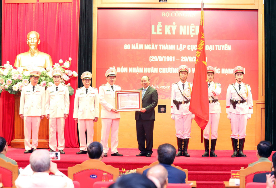 Chủ tịch nước Nguyễn Xuân Phúc trao Huân chương Bảo vệ Tổ quốc hạng Nhì tặng Cục Ngoại tuyến, Bộ Công an. (Ảnh: Phạm Kiên/TTXVN)