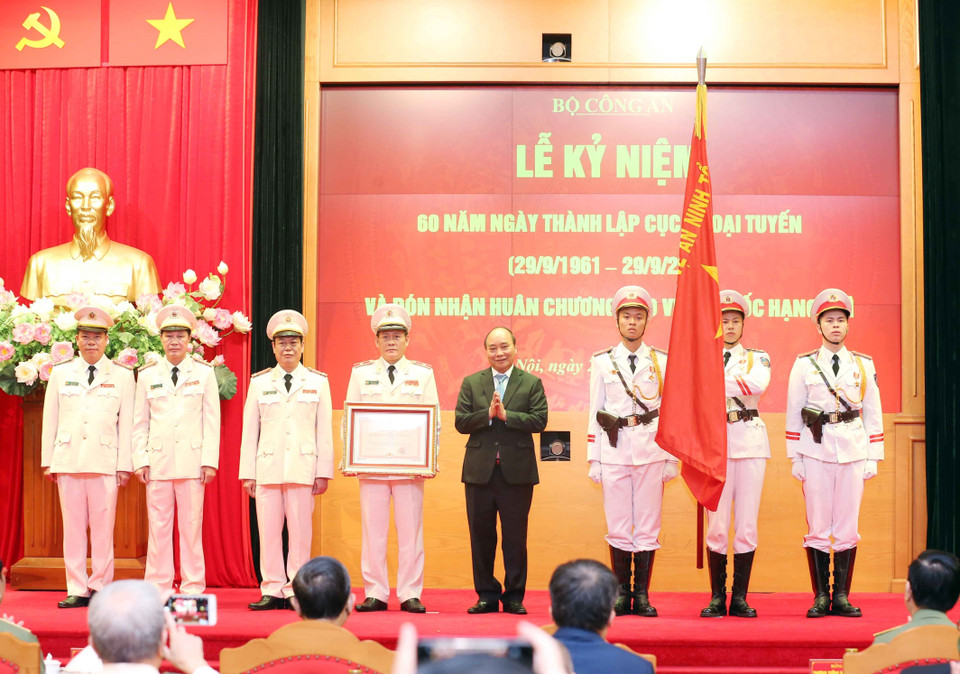 Chủ tịch nước Nguyễn Xuân Phúc trao Huân chương Bảo vệ Tổ quốc hạng Nhì tặng Cục Ngoại tuyến, Bộ Công an. (Ảnh: Phạm Kiên/TTXVN)