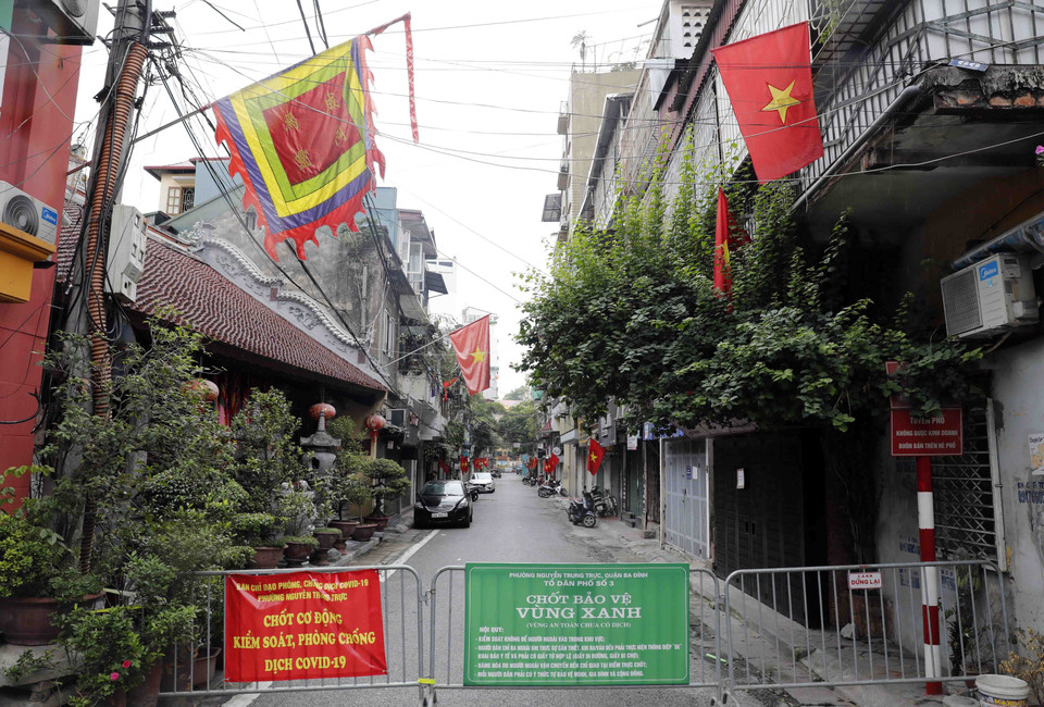 Phố Phan Huy Ích với cờ tổ quốc trong ngày 2-9 mùa giãn cách xã hội. (Ảnh: Trần Việt/TTXVN)