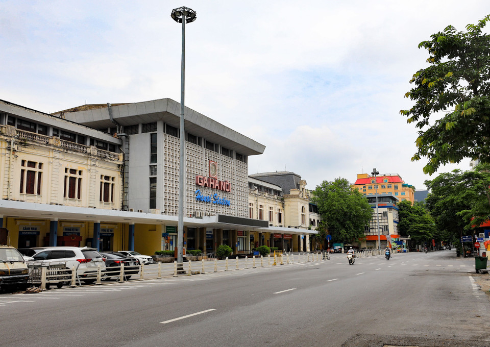 Ga Hà Nội tĩnh lặng trong ngày lễ Quốc khánh khi những chuyến tàu tạm dừng chở khách bởi dịch COVID-19. (Ảnh: Thanh Tùng/TTXVN)