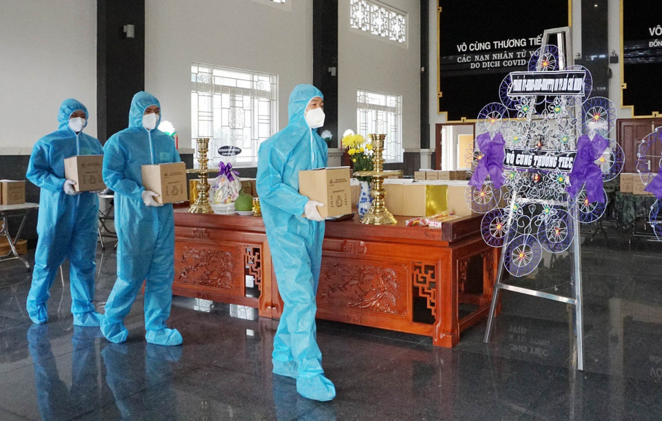 Cán bộ, chiến sỹ Ban Chỉ huy quân sự quận Bình Chánh tiếp nhận tro cốt người mất vì COVID-19 để chuyển về cho nhân thân. (Ảnh: Xuân Khu-TTXVN)