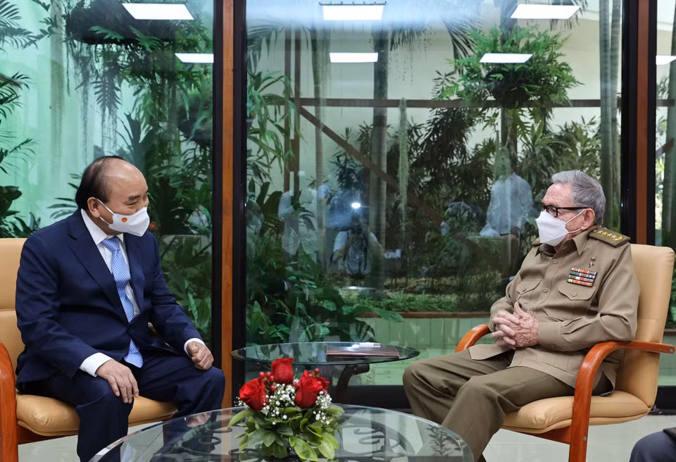 Chủ tịch nước Nguyễn Xuân Phúc chào Lãnh tụ cách mạng Cuba, Đại tướng Raul Castro Ruz. (Ảnh: Thống Nhất/TTXVN)