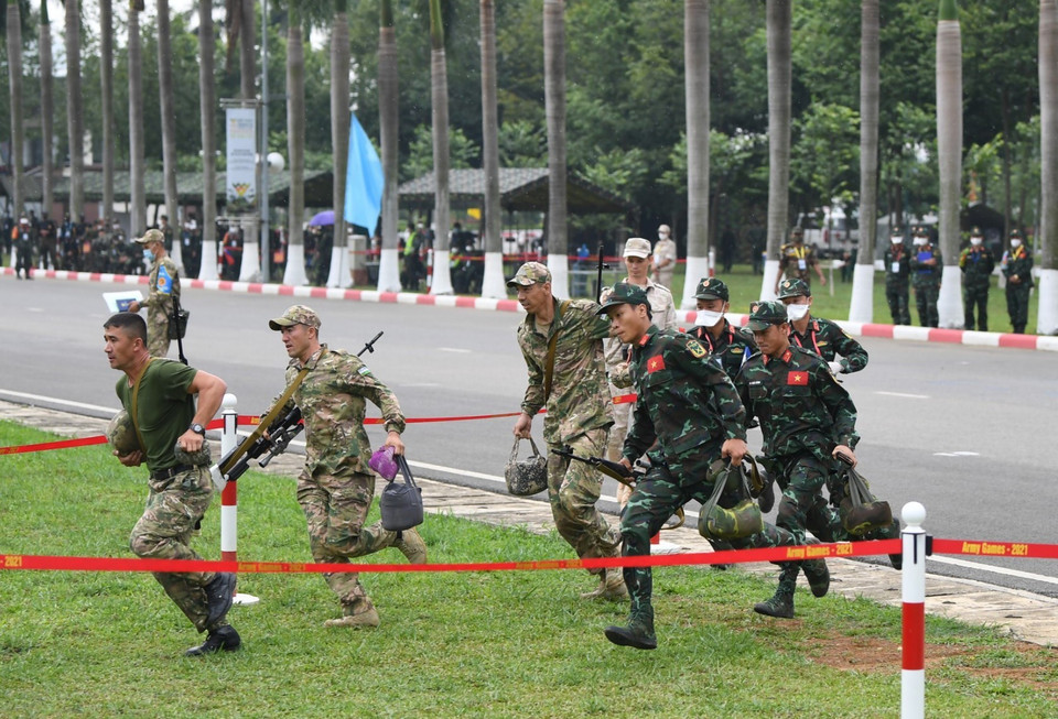 Đội tuyển quân đội các nước tiếp tục tranh tài nội dung Xạ thủ bắn tỉa. (Ảnh: TTXVN phát)