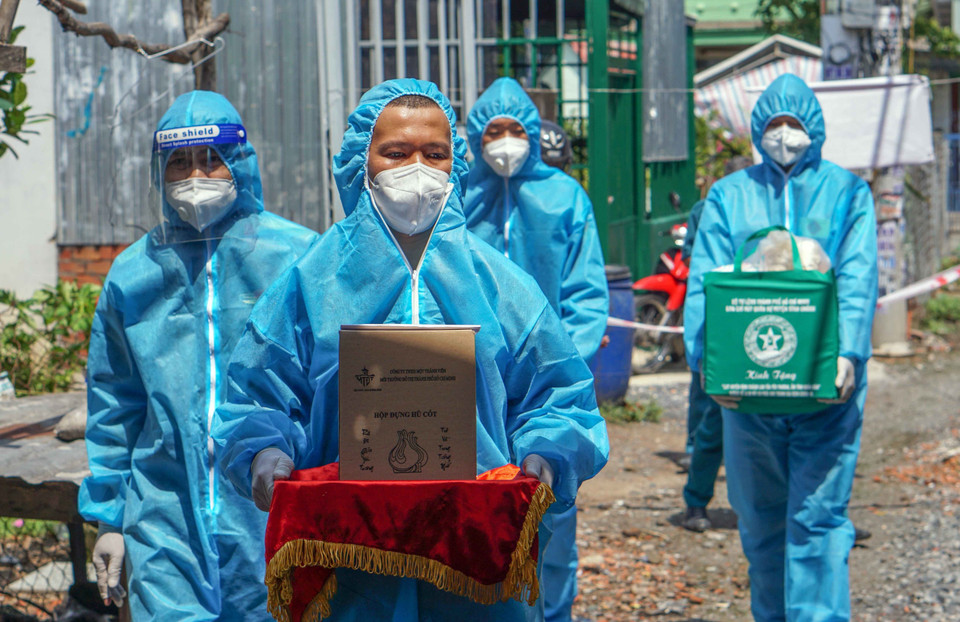 Cán bộ, chiến sỹ đi bàn giao tro cốt người mất vì COVID-19 cho nhân thân được tổ chức trang trọng, chu đáo. (Ảnh: Xuân Khu/TTXVN)