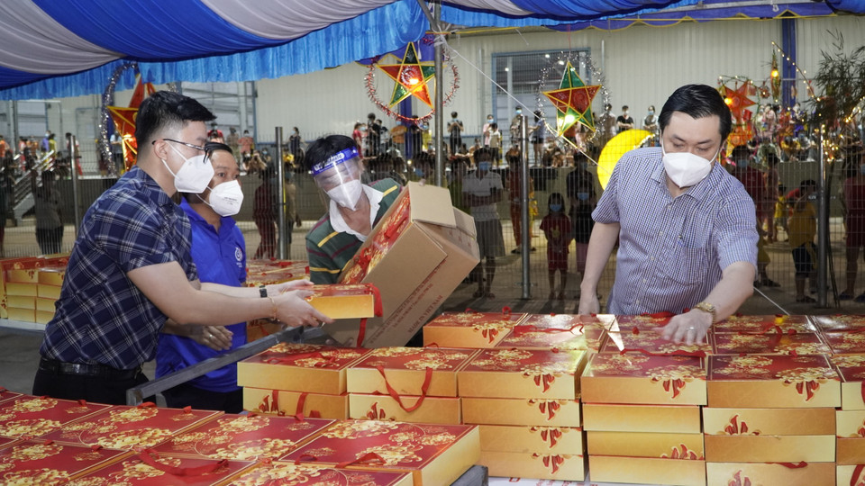 Ban tổ chức chuẩn bị các phần quà phát cho trẻ em tại Khu bệnh viện dã chiến Thới Hòa (Bình Dương), nơi đang điều trị cho hơn 11.000 ca F0. (Ảnh: TTXVN)