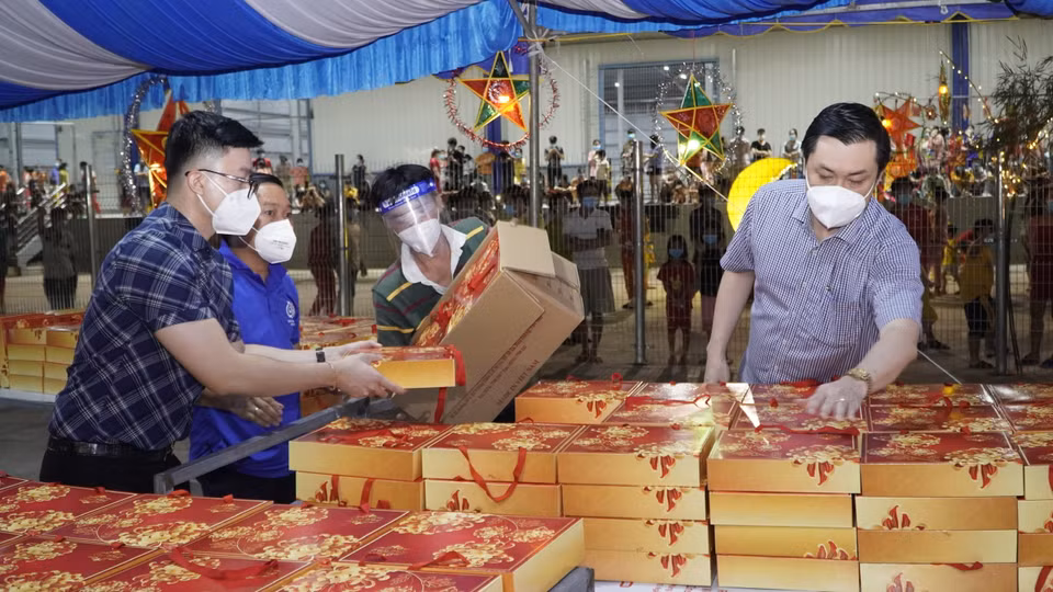 Ban tổ chức chuẩn bị các phần quà phát cho trẻ em tại Khu bệnh viện dã chiến Thới Hòa (Bình Dương), nơi đang điều trị cho hơn 11.000 ca F0. (Ảnh: TTXVN)