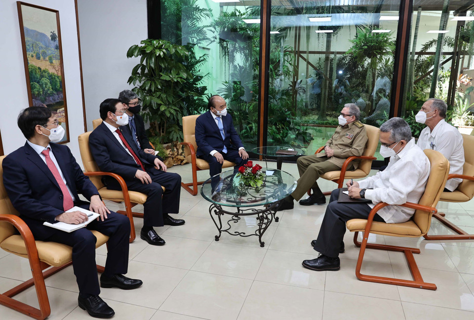 Đại tướng Raul Castro Ruz bày tỏ vui mừng gặp lại Chủ tịch nước Nguyễn Xuân Phúc và chúc mừng thành công của chuyến thăm chính thức Cuba của Chủ tịch nước. Đại tướng cho biết luôn dõi theo và vui mừng trước những bước phát triển của đất nước Việt Nam anh em. (Ảnh: Thống Nhất/TTXVN)