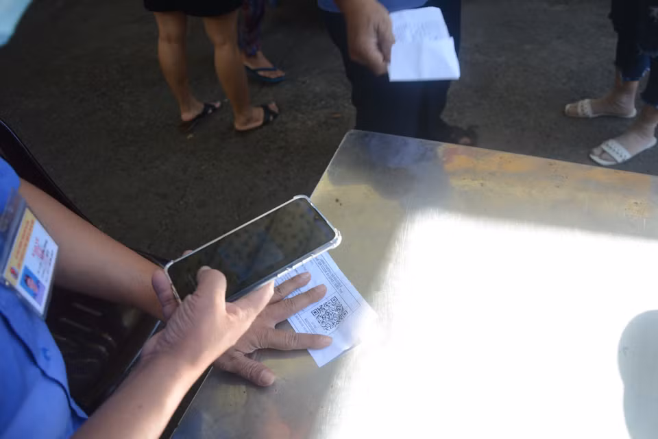 Một số chợ đã mở cửa trở lại, kiểm soát người đi chợ bằng mã QR Code, người dân phải thực hiện nghiêm Thông điệp 5K của Bộ Y tế. (Ảnh: Văn Dũng/TTXVN)