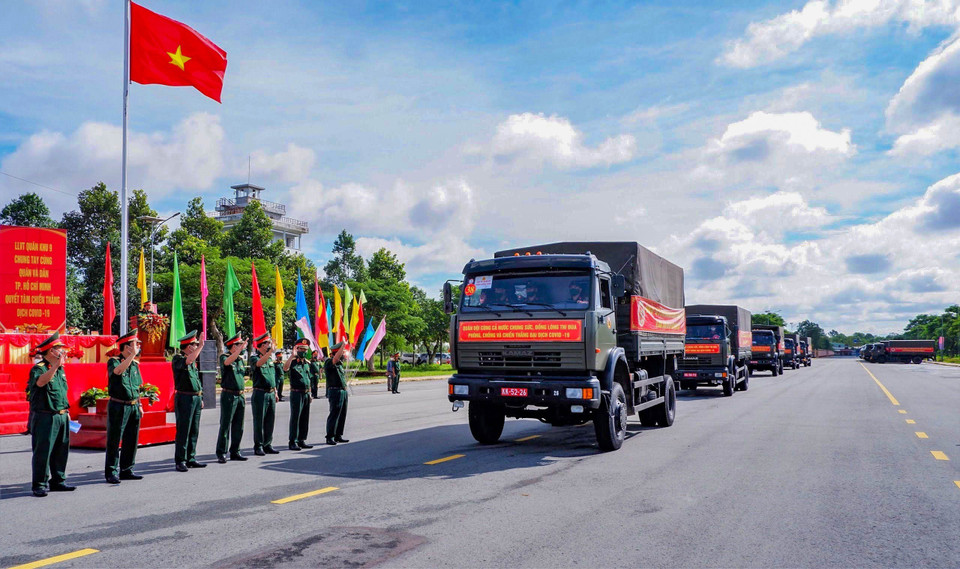 Đoàn xe của Quân khu 9 lên đường hỗ trợ Thành phố Hồ Chí Minh chống dịch. (Ảnh: TTXVN phát)