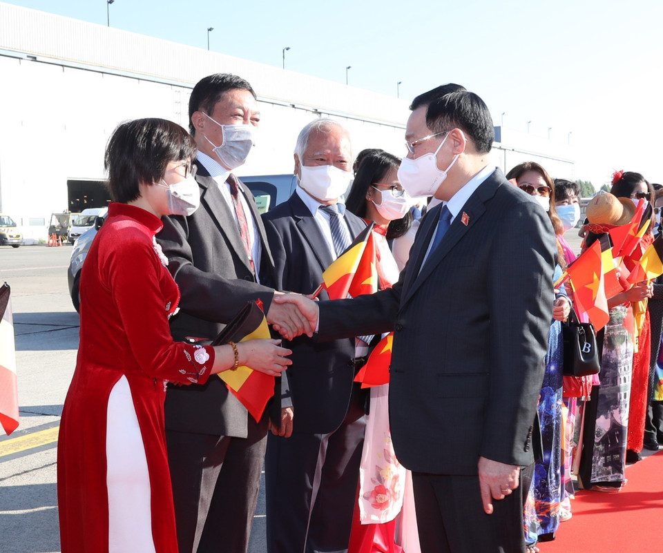 Lễ đón Chủ tịch Quốc hội Vương Đình Huệ tại sân bay quân sự Melsbroek, Thủ đô Brussels. (Ảnh: Doãn Tấn/TTXVN)