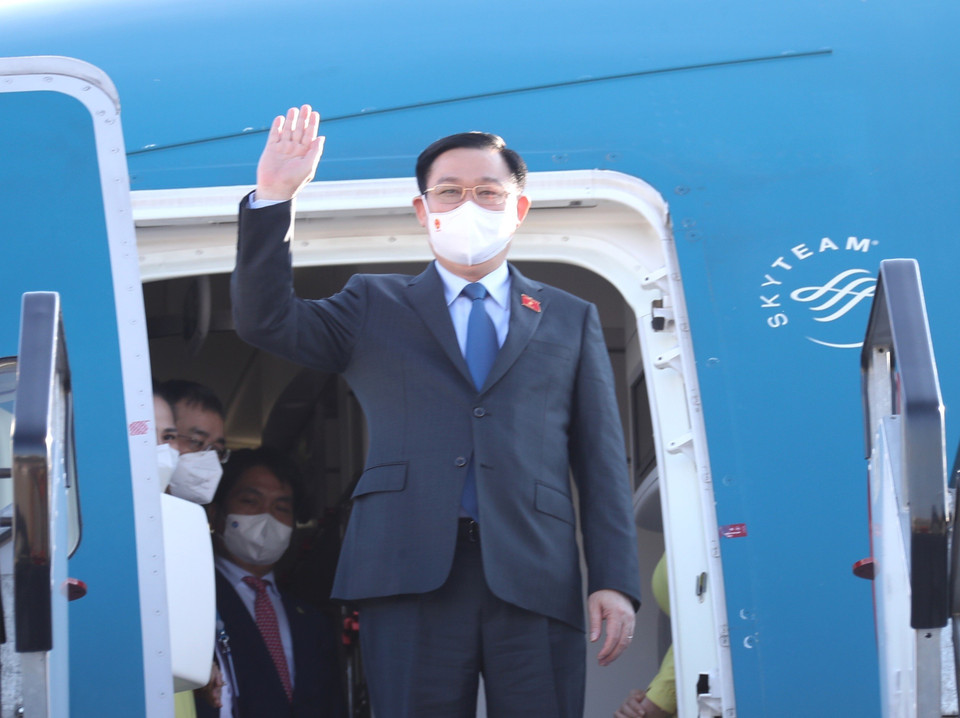 Chủ tịch Quốc hội Vương Đình Huệ tại sân bay quân sự Melsbroek, Thủ đô Brussels. (Ảnh: Doãn Tấn/TTXVN)