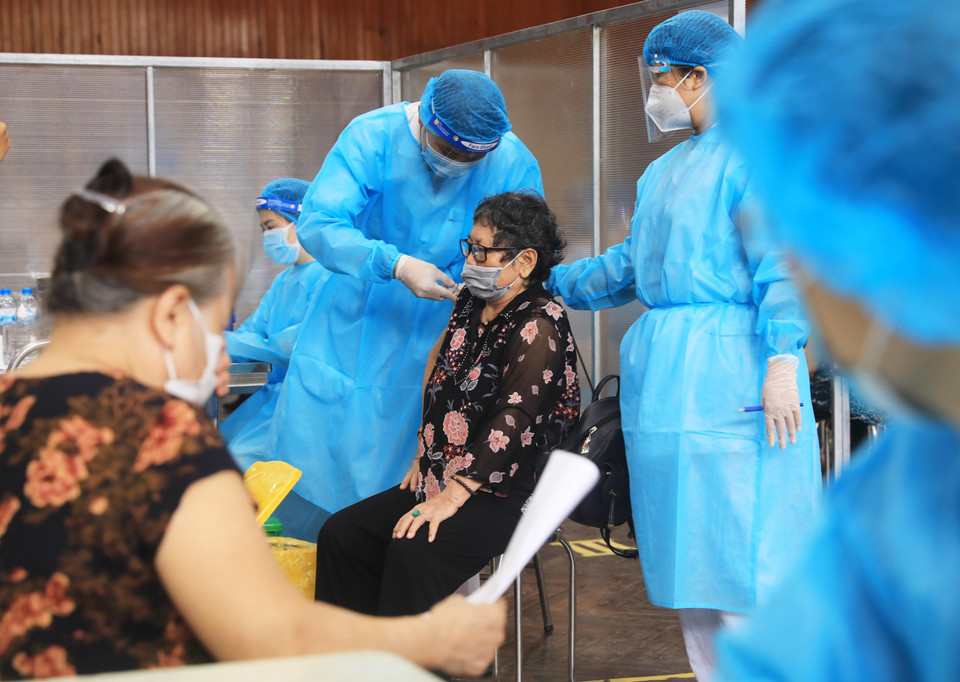 Người già, người có bệnh nền được chăm sóc, tư vấn trước khi tiêm vaccine phòng COVID-19. (Ảnh: Lâm Khánh/TTXVN)