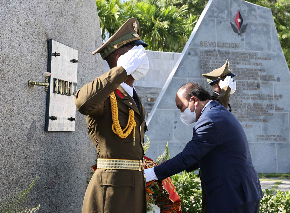 Chủ tịch nước Nguyễn Xuân Phúc đặt vòng hoa tại bia mộ Lãnh tụ Fidel Castro ở thành phố Santiago. (Ảnh: Thống Nhất/TTXVN)