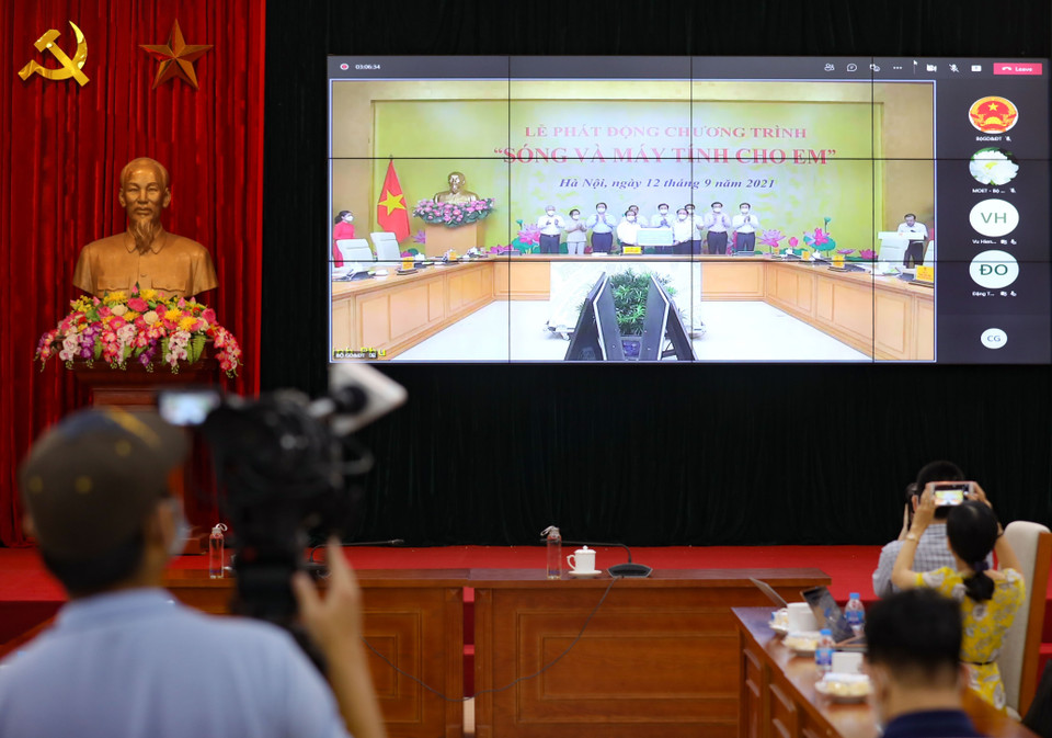 Các tổ chức, đơn vị trao tượng trưng máy tính ủng hộ chương trình Sóng và máy tính cho em. (Ảnh chụp từ điểm cầu Bộ Giáo dục và Đào tạo. Nguồn: Thanh Tùng/TTXVN)