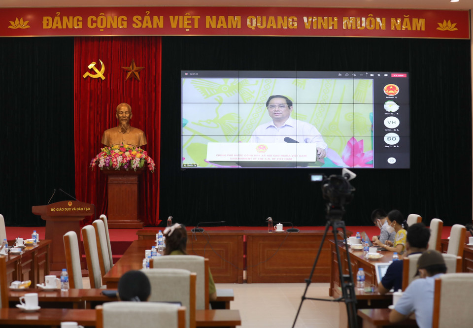 Thủ tướng Chính phủ Phạm Minh Chính phát động chương trình Sóng và máy tính cho em. (Ảnh chụp từ điểm cầu Bộ Giáo dục và Đào tạo. Nguồn: Thanh Tùng/TTXVN)