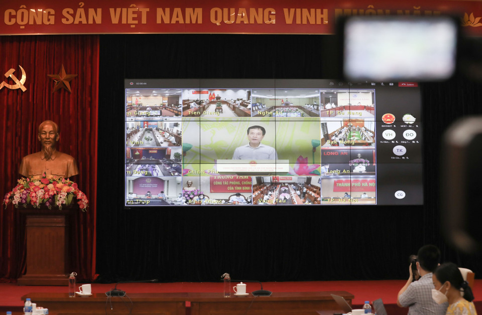Chương trình được thực hiện trực tuyến tại điểm cầu Văn phòng Chính phủ, Bộ Giáo dục và Đào tạo, Bộ Thông tin và Truyền thông, cùng 63 điểm cầu tại các địa phương trên toàn quốc. (Ảnh: Thanh Tùng/TTXVN)