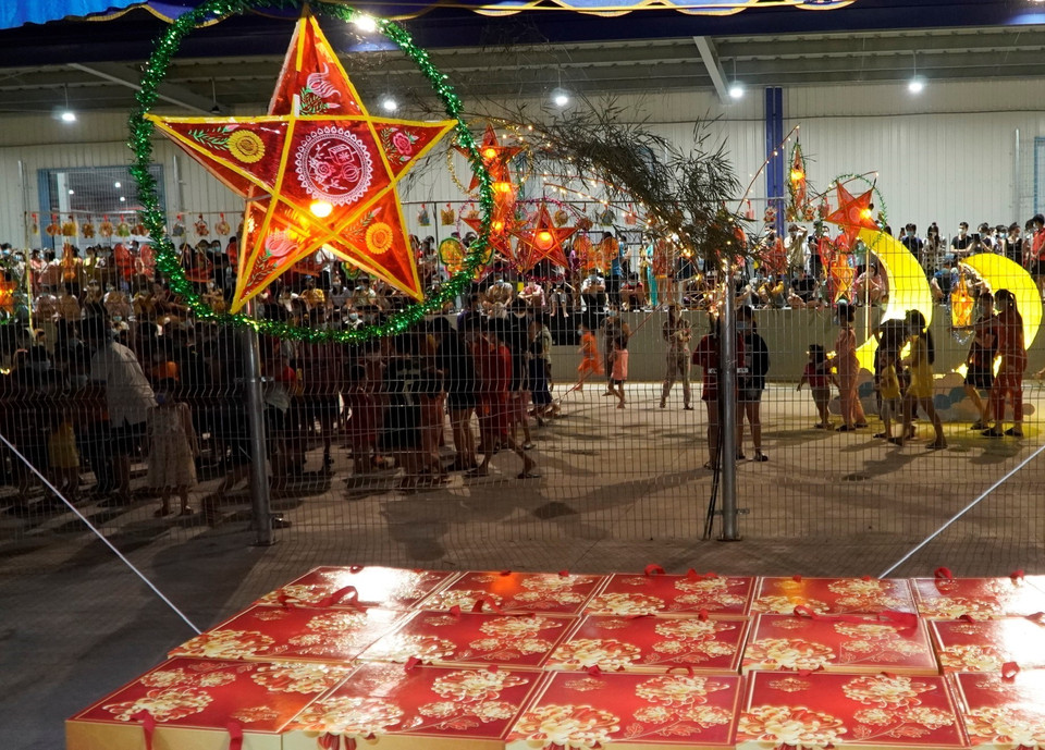 Trẻ em trong Khu bệnh viện dã chiến Thới Hòa (Bình Dương) tham gia đêm hội Trung thu, rước đèn Trăng rằm. (Ảnh: TTXVN)