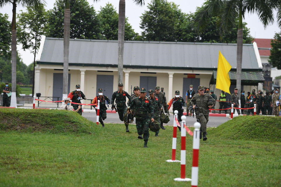 Đội tuyển Quân đội Nhân dân Việt Nam và các nước cơ động ra vị trí thi bắn tỉa. (Ảnh: TTXVN phát)