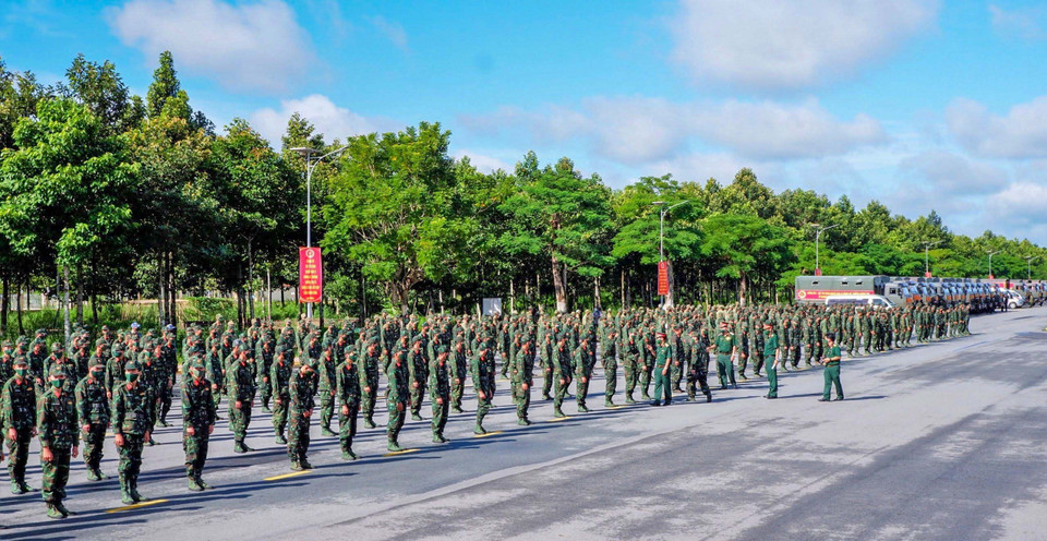 Quang cảnh buổi xuất quân của Quân khu 9 tăng cường cho Thành phố Hồ Chí Minh xét nghiệm SARS-CoV-2. (Ảnh: TTXVN phát)