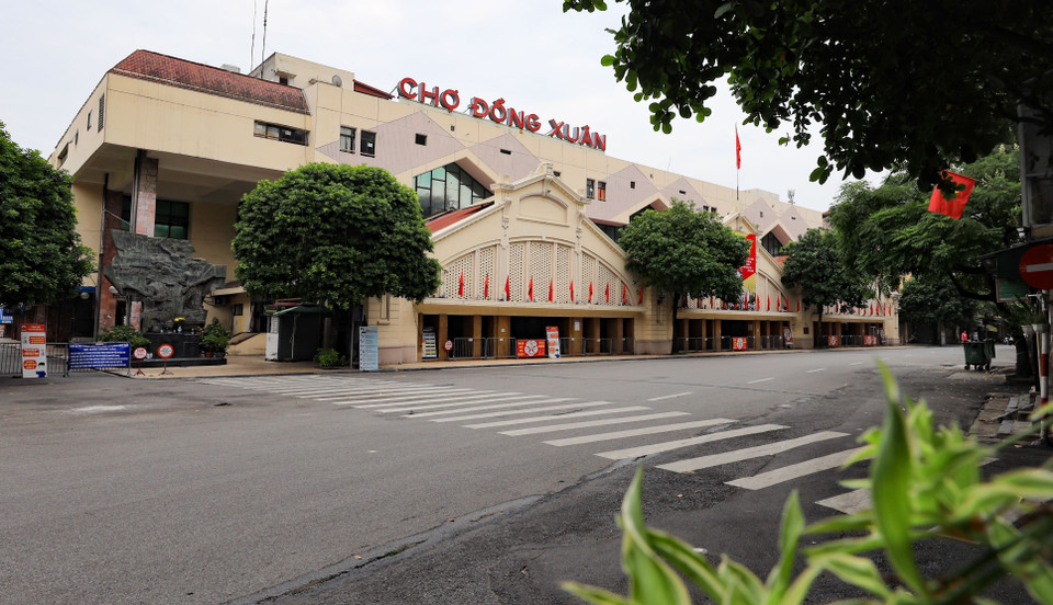 Chợ Đồng Xuân vốn là nơi mua bán sầm uất hằng ngày, nay đóng cửa trong lặng lẽ để phòng, chống dịch. (Ảnh: Thanh Tùng/TTXVN)