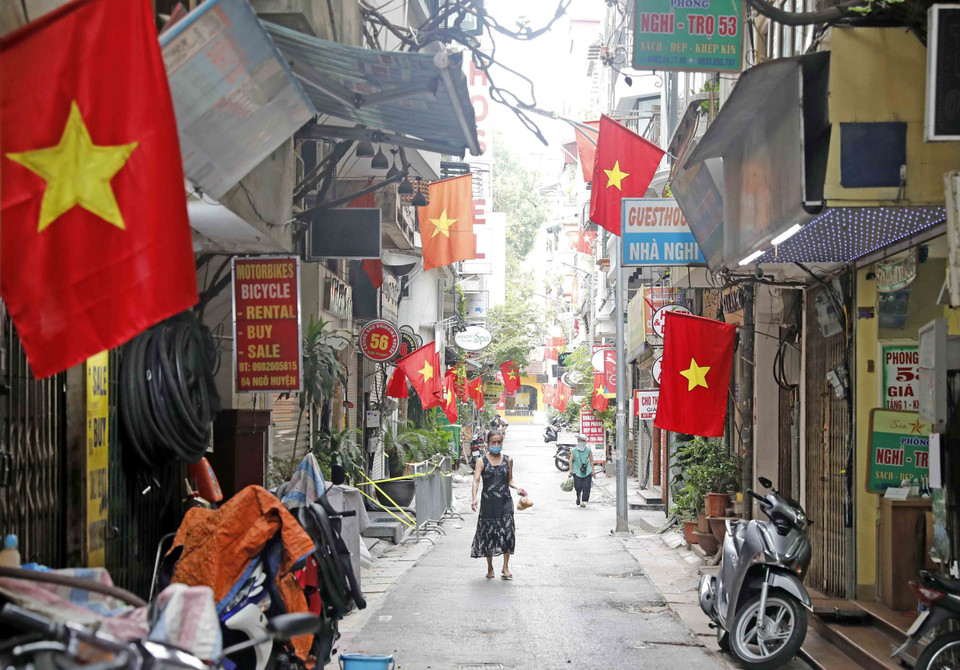 Rực rỡ cờ tổ quốc ngày Tết Độc lập ở Ngõ Huyện. (Ảnh: Trần Việt/TTXVN)