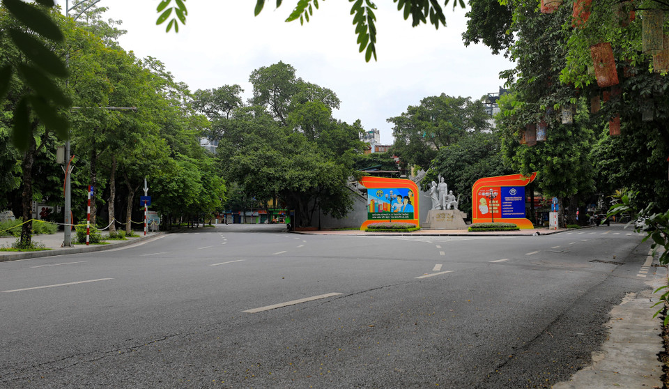 Khu vực trước tượng đài Cảm tử cũng lặng lẽ khi thiếu bóng người qua. (Ảnh: Thanh Tùng/TTXVN)