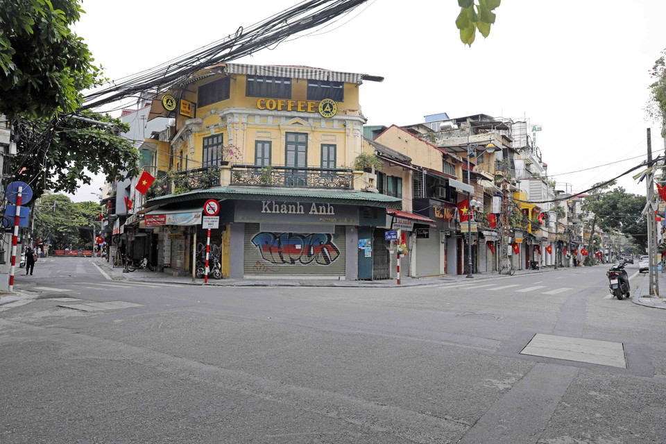 Vắng vẻ ngày Tết Độc lập ở phố góc phố Hàng Bồ-Hàng Đường . (Ảnh: Trần Việt/TTXVN)