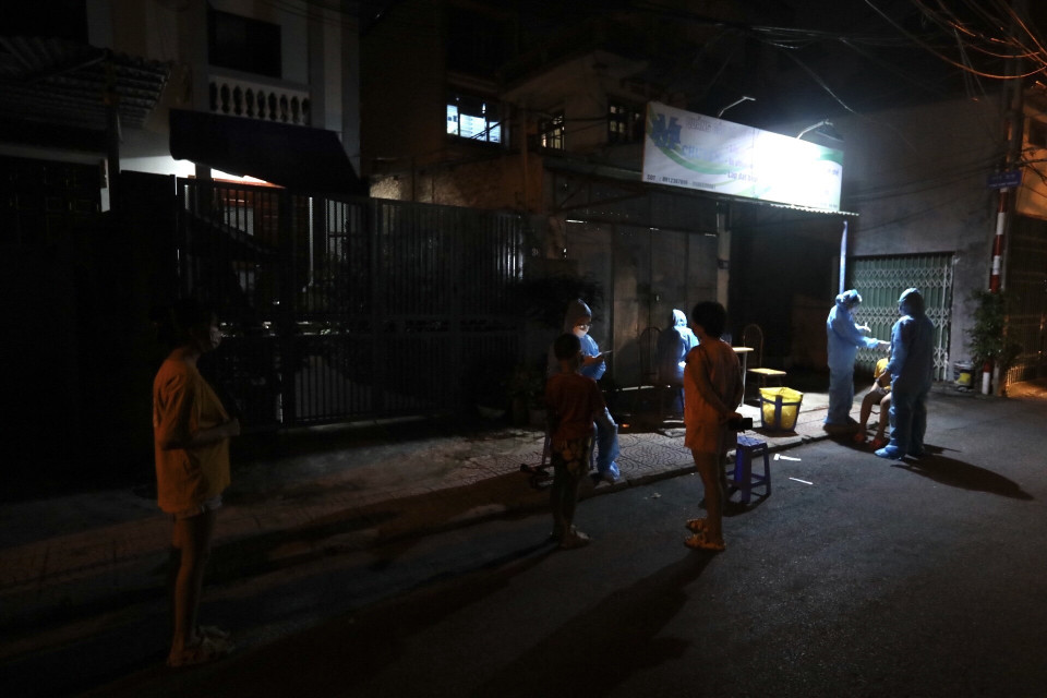 Theo thông tin từ Sở Y tế Hà Nội, tính từ trưa 18/9 đến nay, ổ dịch tại phường Việt Hưng, quận Long Biên đã ghi nhận tổng cộng 12 ca dương tính. (Ảnh: Minh Quyết/TTXVN)