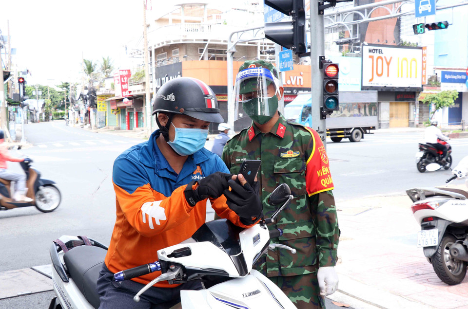 Cán bộ chiến sỹ sư đoàn 309, Quân đoàn 4 tăng cường tham gia kiểm soát giao thông trên đường Cộng Hòa, Thành phố Hồ Chí Minh. (Ảnh: Xuân Khu-TTXVN)