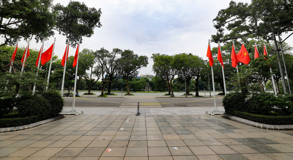 Hồ Hoàn Kiếm không còn cảnh náo nhiệt như những ngày lễ 2-9 trước, bởi người dân Thủ đô đang thực hiện nghiêm việc giãn cách để phòng, chống dịch. Ảnh: Thanh Tùng - TTXVN