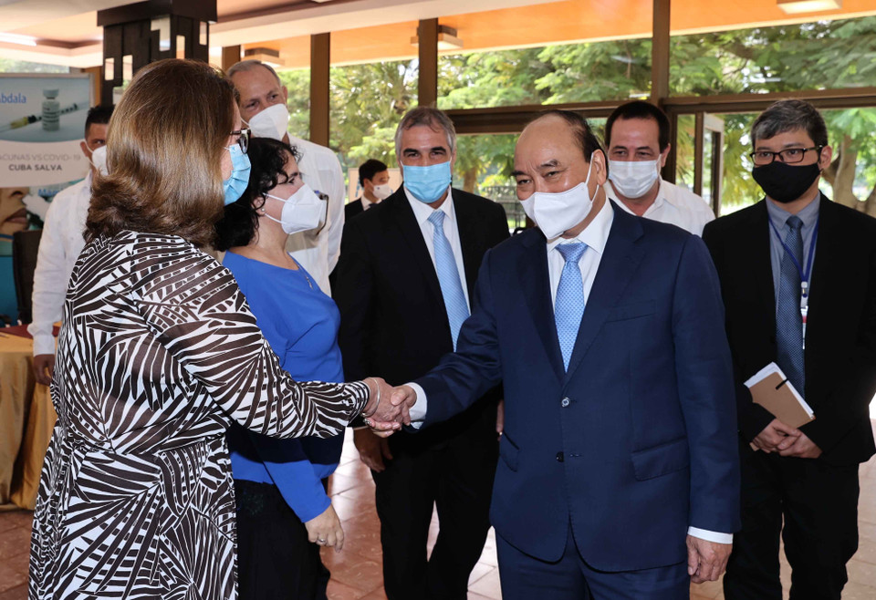 Chủ tịch nước Nguyễn Xuân Phúc với cán bộ Trung tâm Nghiên cứu Di truyền và Công nghệ sinh học Cuba. (Ảnh: Thống Nhất/TTXVN)