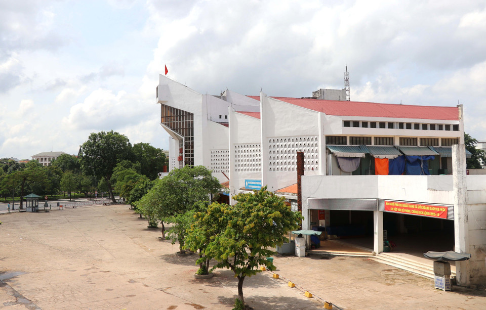 Các quầy hàng ở chợ Đông Hà phía mặt đường Lê Duẩn đã đóng cửa để phòng, chống dịch COVID-19. (Ảnh: Nguyên Lý/TTXVN)