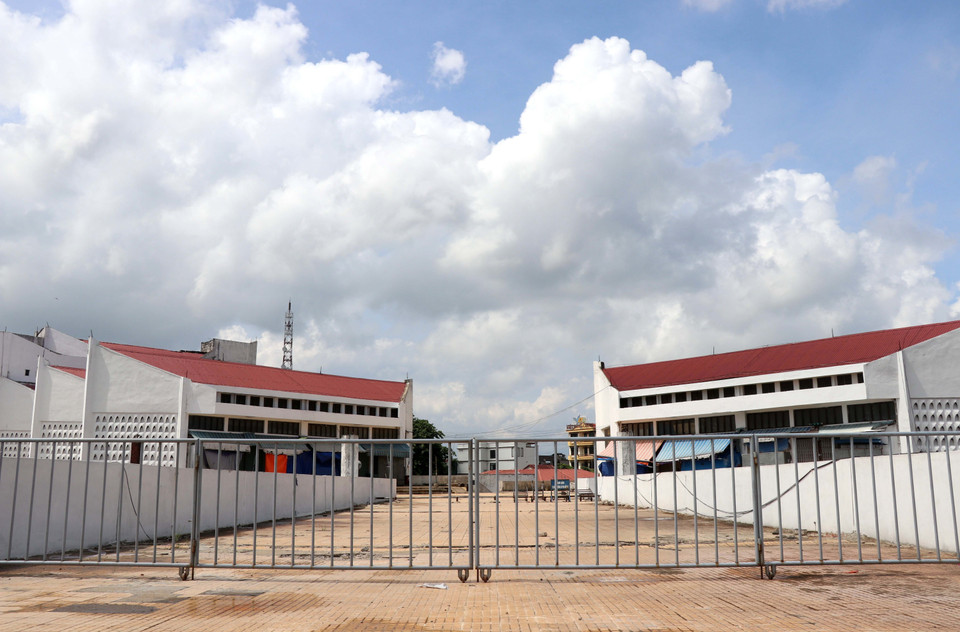 Lối vào tầng 2 chợ Đông Hà phía mặt đường Lê Duẩn đã đóng cửa để phòng, chống dịch COVID-19. (Ảnh: Nguyên Lý/TTXVN)