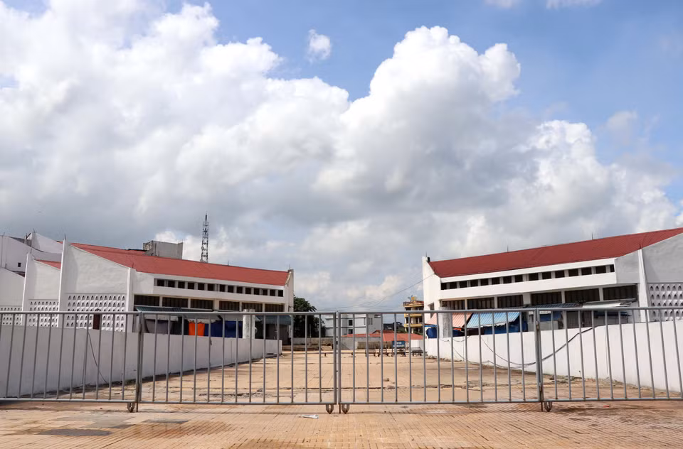 Lối vào tầng 2 chợ Đông Hà phía mặt đường Lê Duẩn đã đóng cửa để phòng, chống dịch COVID-19. (Ảnh: Nguyên Lý/TTXVN)