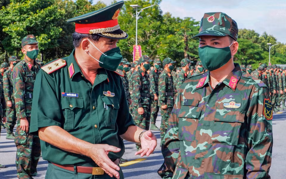 Trung tướng Nguyễn Xuân Dắt (trái), Tư lệnh Quân khu 9 động viên cán bộ, chiến sỹ trước lúc lên đường. (Ảnh: TTXVN phát)