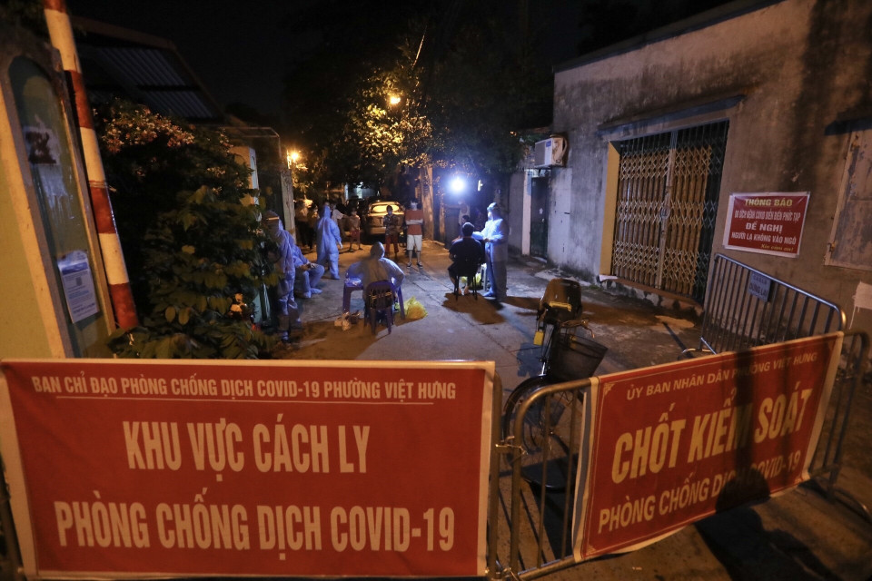 Liên quan đến chùm ca bệnh COVID-19 tại phường Việt Hưng (quận Long Biên), tối 19/9, Ủy ban Nhân dân phường Việt Hưng phối hợp với Trung tâm y tế quận Long Biên tiếp tục tổ chức lấy mẫu xét nghiệm COVID-19 cho toàn bộ cư dân thuộc 3 tổ dân phố số 4, số 5 và số 7. (Ảnh: Minh Quyết/TTXVN)