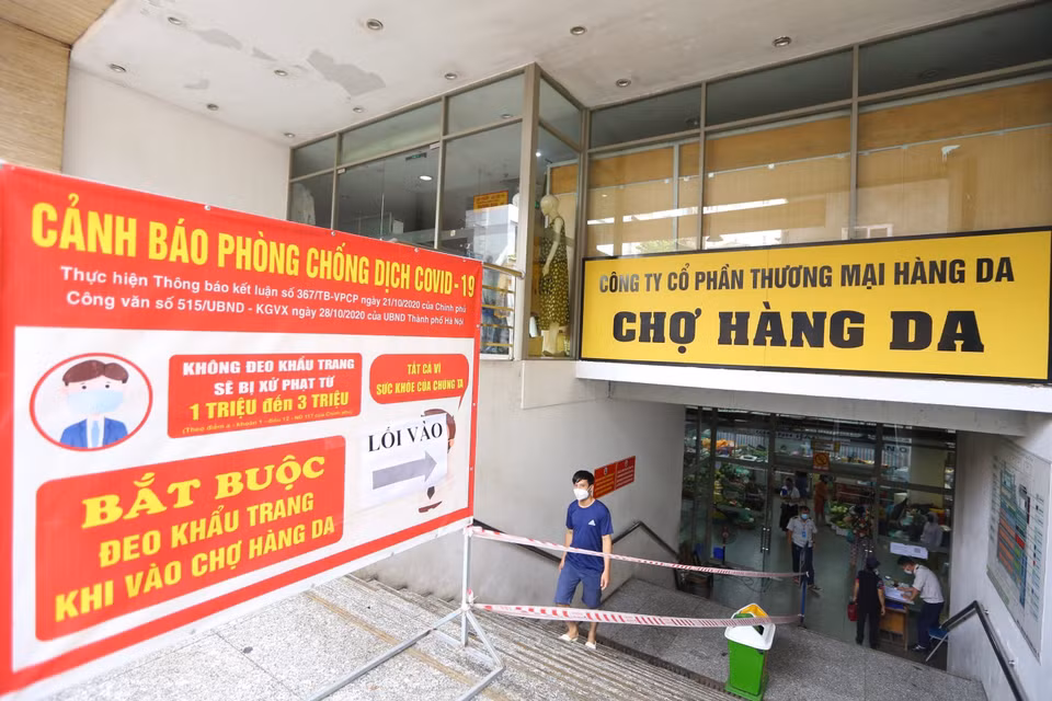 Trung tâm thương mại Hàng Da (Hoàn Kiếm, Hà Nội) yêu cầu người dân vào chợ bắt buộc phải đeo khẩu trang và có lối ra, vào riêng nhằm đảm bảo giãn cách phòng chống dịch. (Ảnh: Hoàng Hiếu/TTXVN)