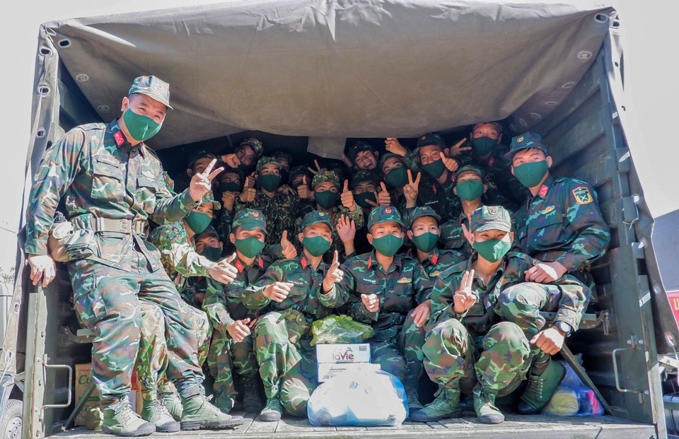 Các chiến sỹ Quân khu 9 xuất phát về Thành phố Hồ Chí Minh hỗ trợ chống dịch. (Ảnh: TTXVN phát)
