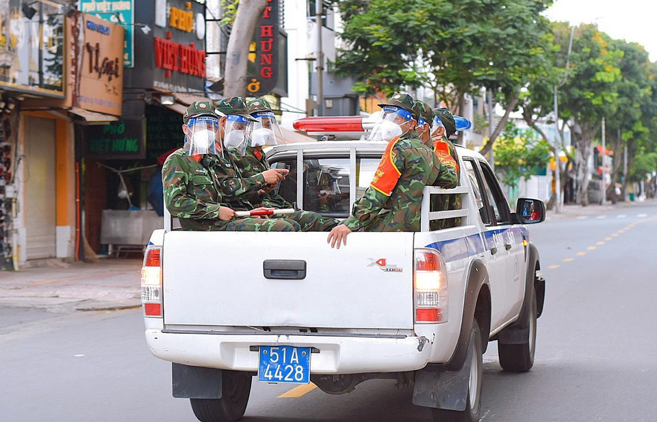 Cán bộ, chiến sỹ quân đội tăng cường tham gia kiểm tra, kiểm soát lưu lượng giao thông, đảm bảo quy định về giãn cách xã hội. (Ảnh: Xuân Khu-TTXVN)