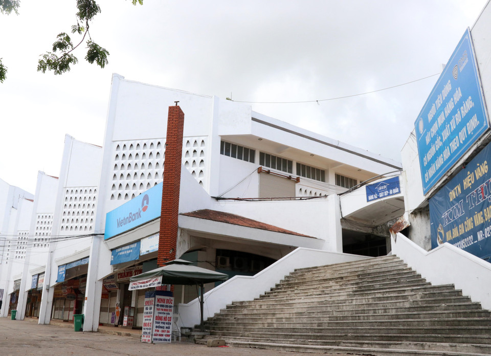 Chợ Đông Hà phía mặt đường Trần Hưng Đạo đóng cửa để phòng, chống dịch COVID-19. (Ảnh: Nguyên Lý/TTXVN)