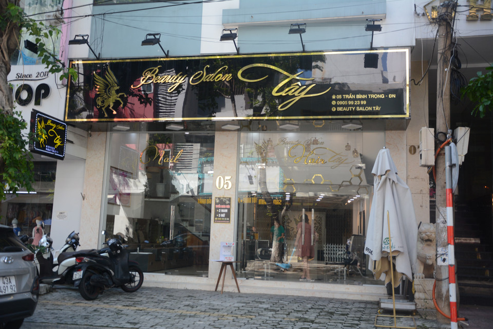 Nhiều cửa hàng cắt tóc đã mở cửa trở lại. (Ảnh: Văn Dũng/TTXVN)
