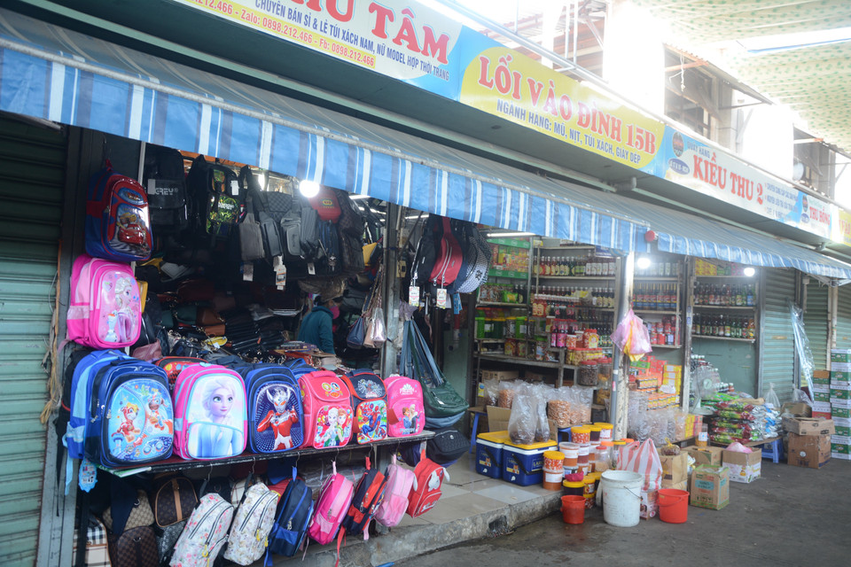 Các cửa hàng kinh doanh tại Chợ Cồn bắt đầu hoạt động trở lại. (Ảnh: Văn Dũng/TTXVN)