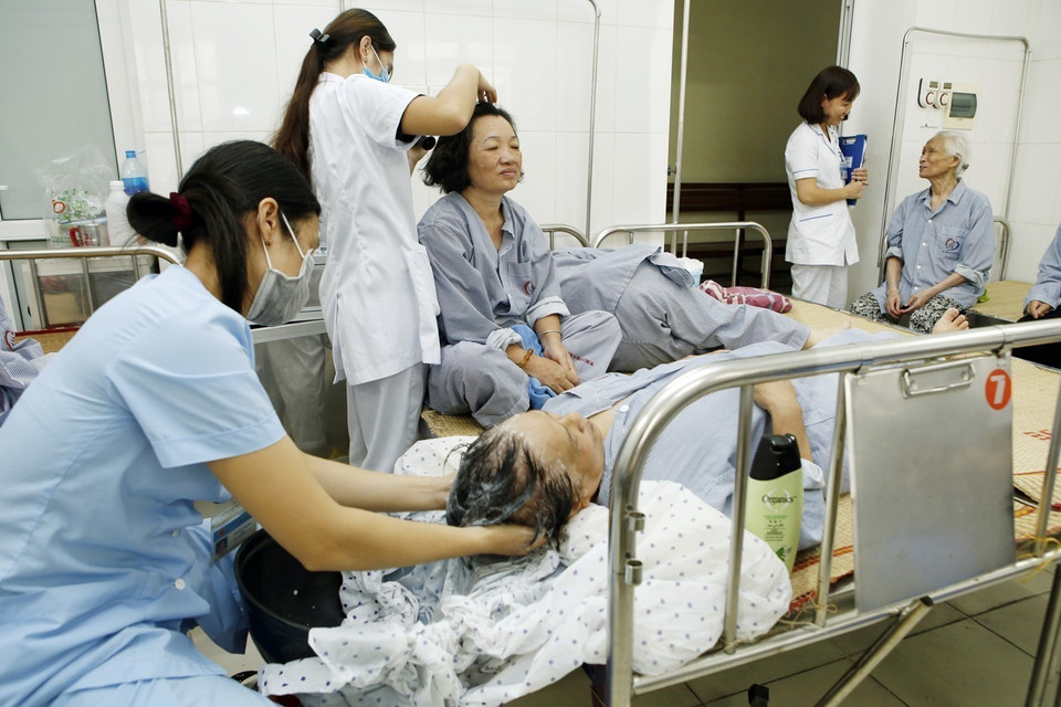 Người cao tuổi tham gia chuỗi sự kiện hoạt động chăm sóc sức khỏe tại Bệnh viện Đa khoa Đống Đa Hà Nội nhân Tháng hành động vì nguời cao tuổi năm 2019. (Ảnh: Dương Ngọc/TTXVN)