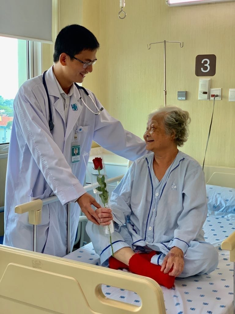 Bác sỹ Bệnh viện Đại học Y Dược Thành phố Hồ Chí Minh tặng hoa cho các nữ bệnh nhân cao tuổi đang điều trị tại Bệnh viện nhân ngày Quốc tế Phụ nữ 8/3. (Ảnh: Đinh Hằng/TTXVN)